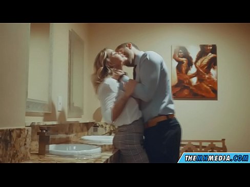 ❤️ Keď vás prsnatá blondínka zvádza na verejných toaletách ☑ Tvrdé porno na nás ❌️❤